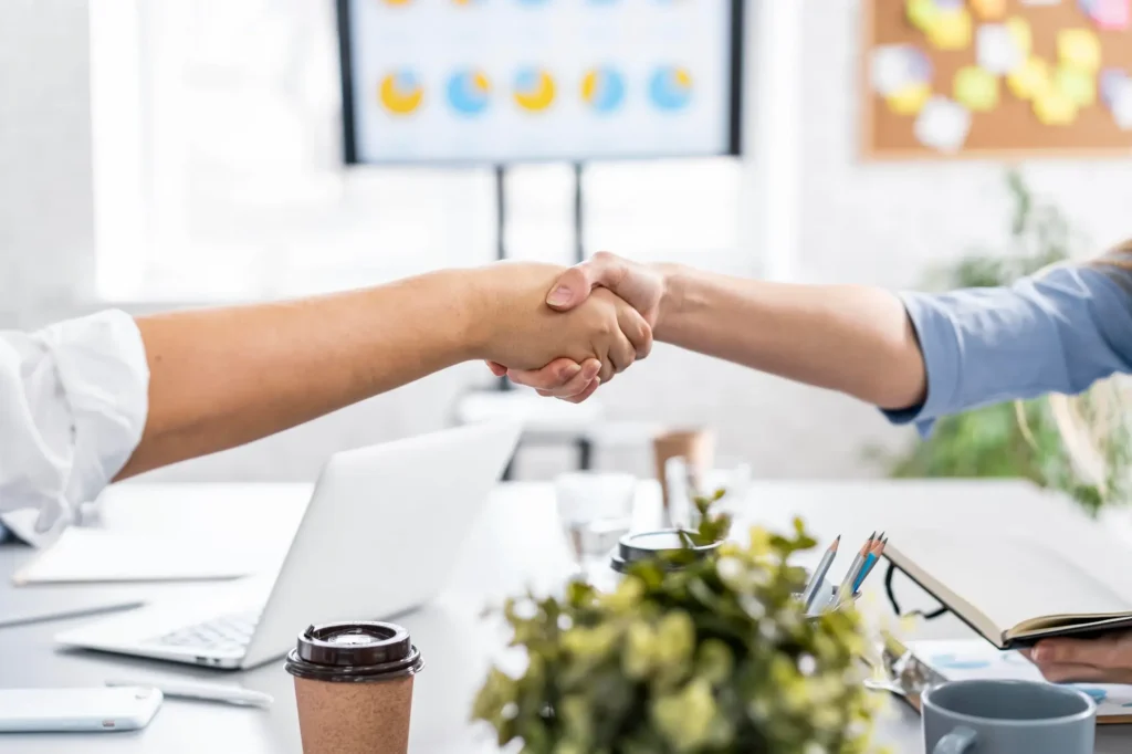 poignée de mains pour la signaturre d'un contrat de rédaction WEB SEO
