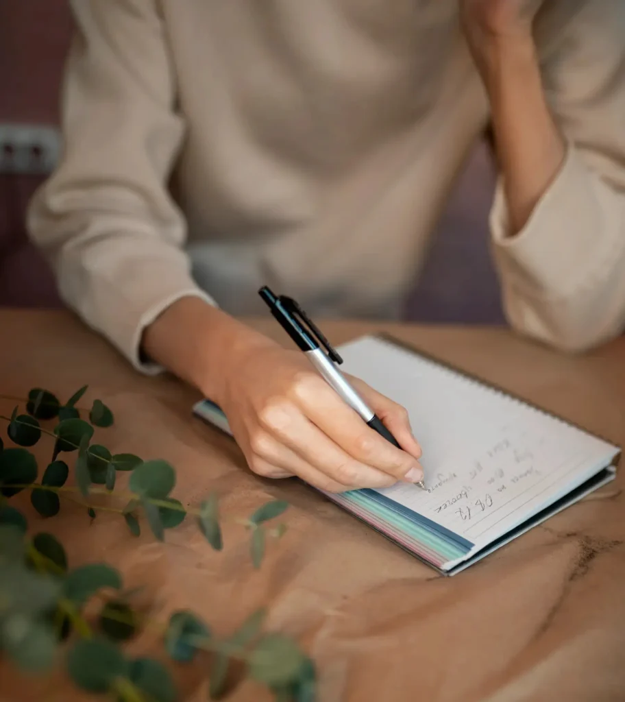 Illustration de la rédaction WEB avec une personne qui rédige ces contenus manuscrits